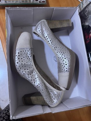 Zapatos de tacón Pitillos beige y oro
