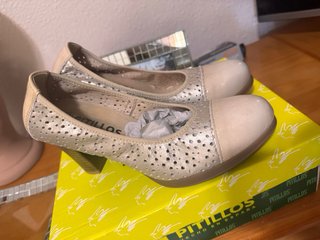 Zapatos de tacón Pitillos beige y oro