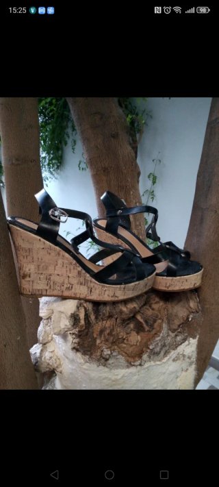 Cuñas negras de tiras