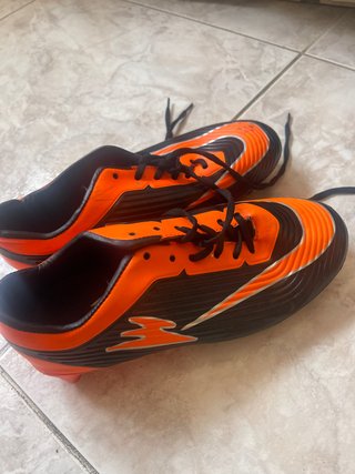 Zapatos de fútbol Naranja y Negro