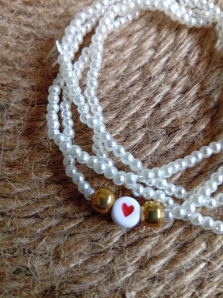 Set di 4 braccialetti con perle e cuore