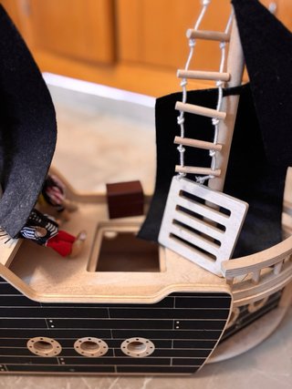 Barco Pirata de Madera con Figuras
