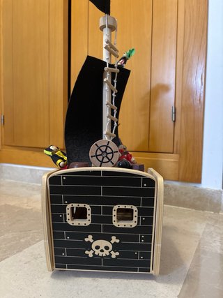 Barco Pirata de Madera con Figuras