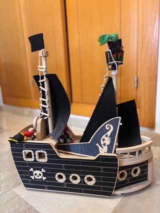 Barco Pirata de Madera con Figuras