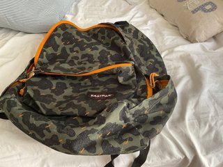 Mochila Eastpak verde y naranja