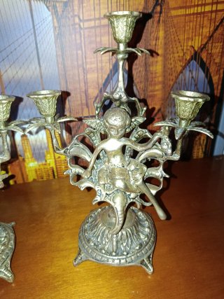Portavelas de Bronce con Figuras