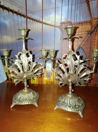 Portavelas de Bronce con Figuras