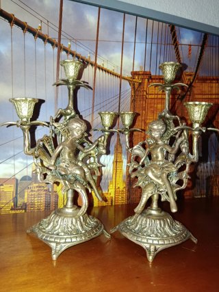 Portavelas de Bronce con Figuras
