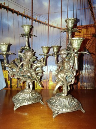 Portavelas de Bronce con Figuras