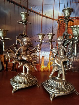 Portavelas de Bronce con Figuras