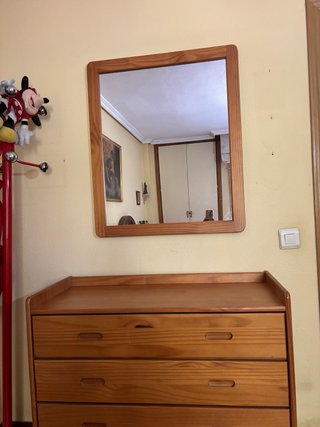 Cómoda de madera con espejo