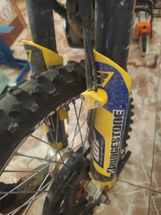 Moto Enduro Azul y Amarilla