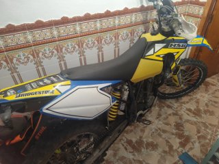 Moto Enduro Azul y Amarilla