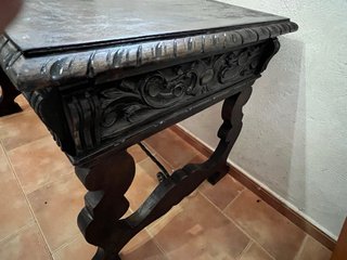 Antigua mesa de despacho de estilo castellano.