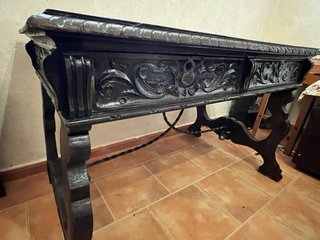 Antigua mesa de despacho de estilo castellano.