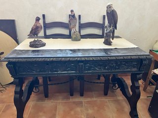 Antigua mesa de despacho de estilo castellano.