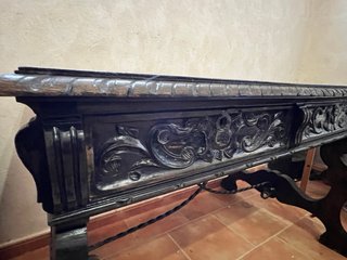 Antigua mesa de despacho de estilo castellano.