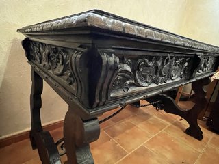 Antigua mesa de despacho de estilo castellano.