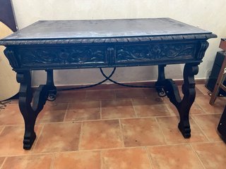 Antigua mesa de despacho de estilo castellano.