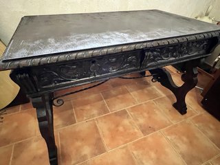 Antigua mesa de despacho de estilo castellano.