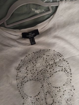 Camiseta blanca con calavera de pedrería