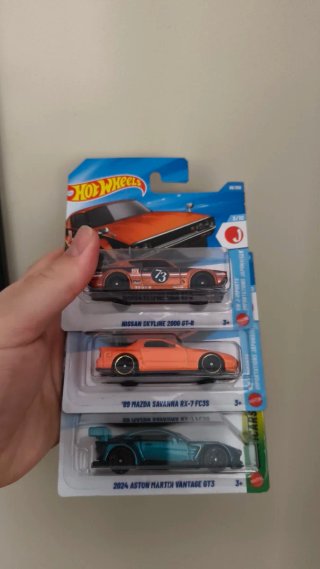 Lote 3 Hot Wheels: Nissan, Mazda y Aston Martin