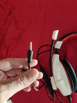 Cascos Gaming Blancos y Rojos marca Blackfire