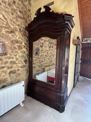 Armario antiguo de madera con espejo