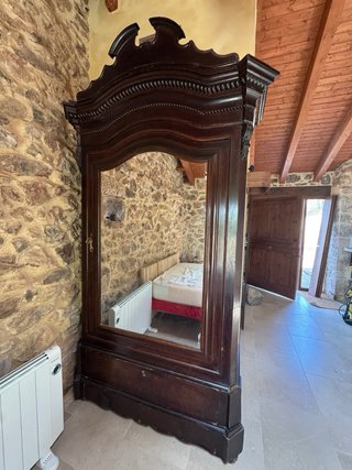 Armario antiguo de madera con espejo