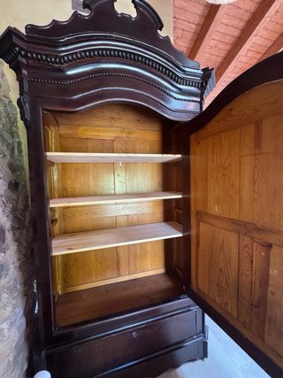 Armario antiguo de madera con espejo