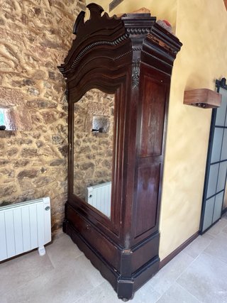 Armario antiguo de madera con espejo