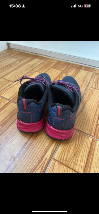 Zapatillas deportivas montaña azul y rosa