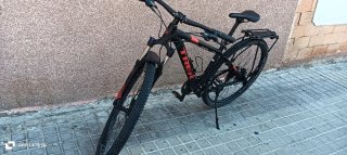 Bicicleta rígida de montaña Trek muy ligera.
