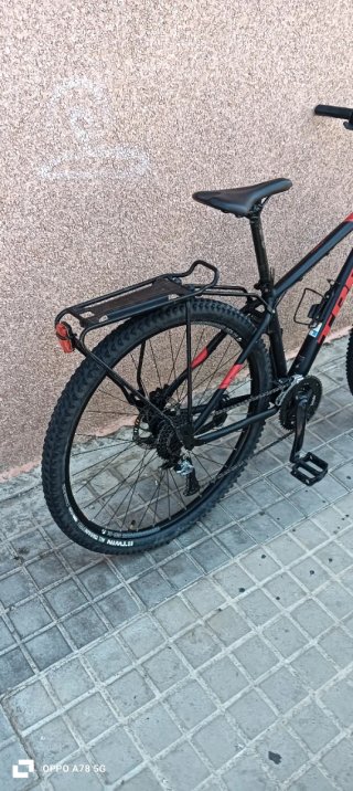 Bicicleta rígida de montaña Trek muy ligera.