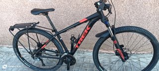 Bicicleta rígida de montaña Trek muy ligera.