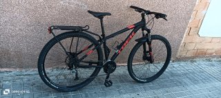 Bicicleta rígida de montaña Trek muy ligera.