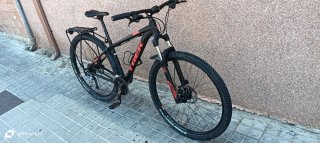 Bicicleta rígida de montaña Trek muy ligera.