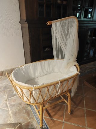 Moisés de mimbre con dosel