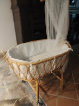 Moisés de mimbre con dosel