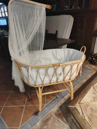 Moisés de mimbre con dosel