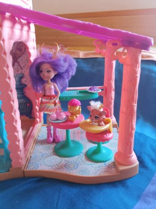 Casita Enchantimals con Vanesa y mascota.