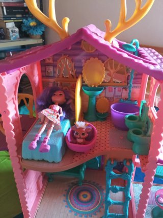 Casita Enchantimals con Vanesa y mascota.