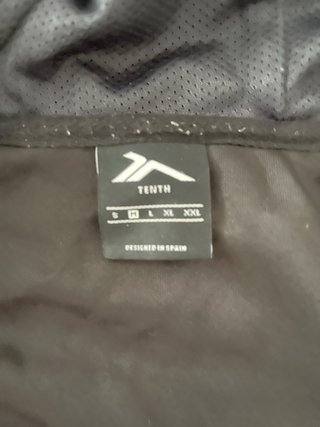Chaqueta deportiva Tenth gris y negra