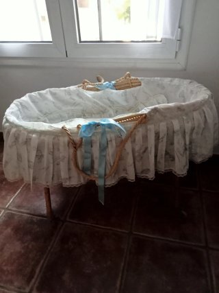 Cuna Moisés Mimbre  vintage , plegable y con rueda