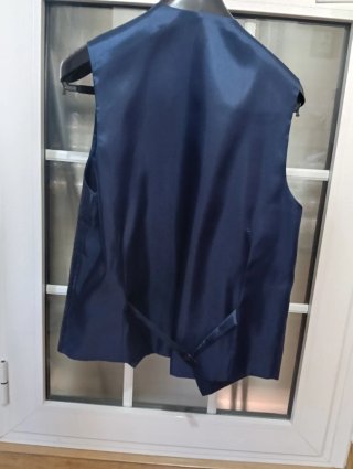 Traje de novio azul con chaleco