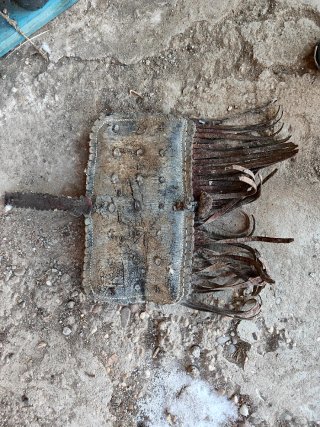 Almohadilla antigua de cuero con flecos