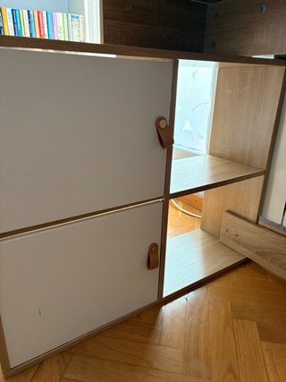 Escritorio de madera con cajones