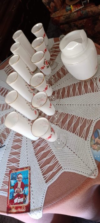 Jarra y vasos opalina con flores rojas
