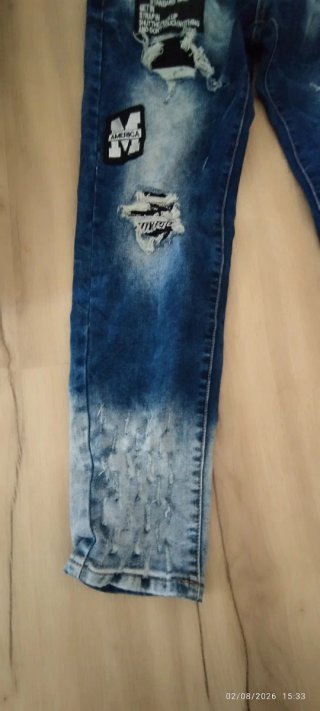 Pantalón Jean Desgastado con Parches