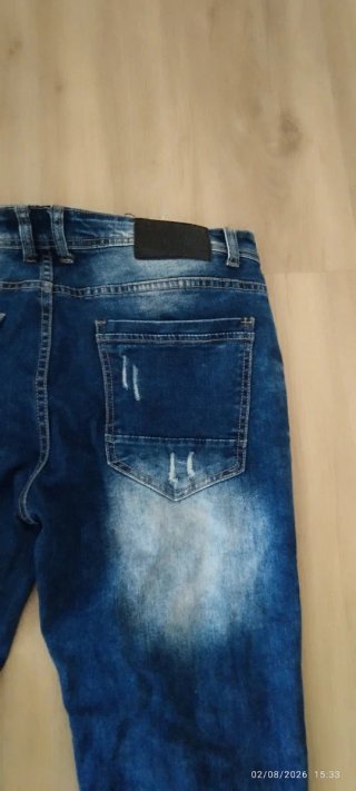 Pantalón Jean Desgastado con Parches